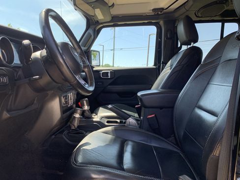 Used 2018 Jeep Wrangler Unlimited Sahara AWD/4WD image 16