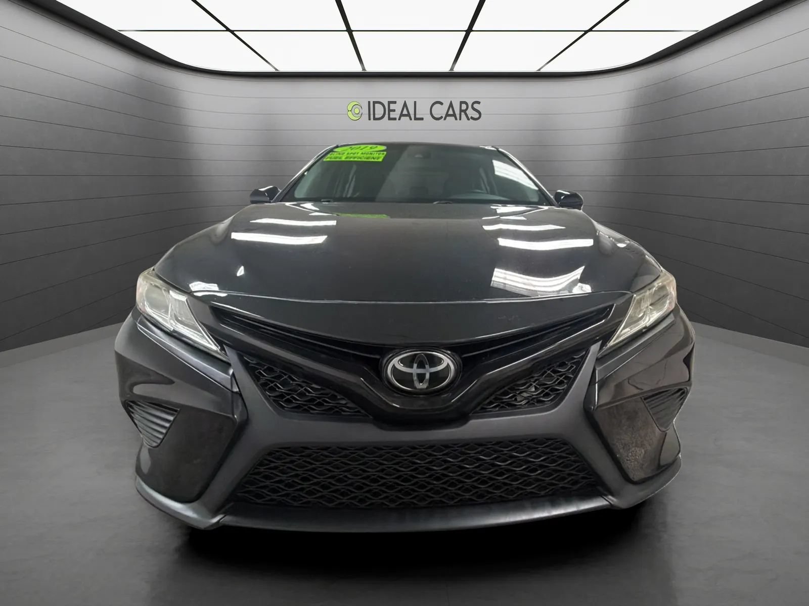 Used 2019 Toyota Camry SE FWD image 2