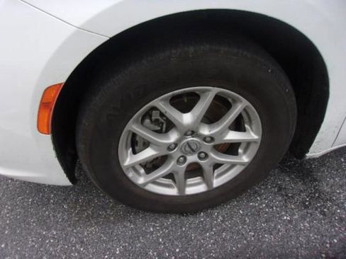 Used 2024 Chrysler Pacifica Touring-L image 17