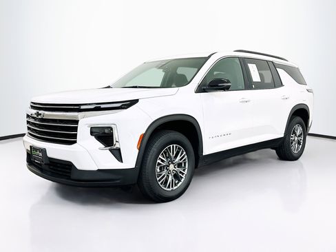 Used 2024 Chevrolet Traverse LT image 3