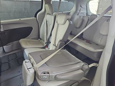Used 2017 Chrysler Pacifica Touring-L Plus w/ Tire & Wheel Group FWD image 34