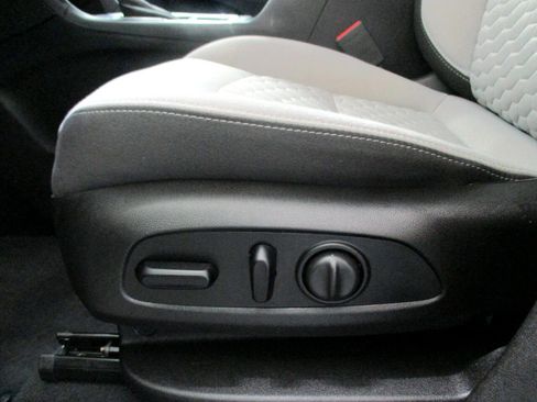 Used 2021 Chevrolet Equinox LT w/ Driver Convenience Package image 17