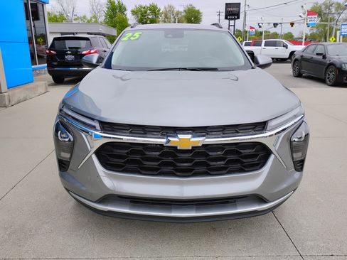 Used 2025 Chevrolet Trax LT w/ Driver Confidence Package FWD image 5
