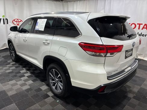 Used 2019 Toyota Highlander XLE w/ Carpet Mat Package (TMS) AWD/4WD image 5