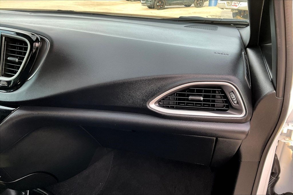 Used 2026 Chrysler Pacifica Select FWD image 17