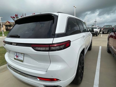 Used 2023 Jeep Grand Cherokee Overland RWD image 4