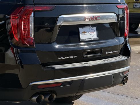 Used 2022 GMC Yukon XL Denali image 6