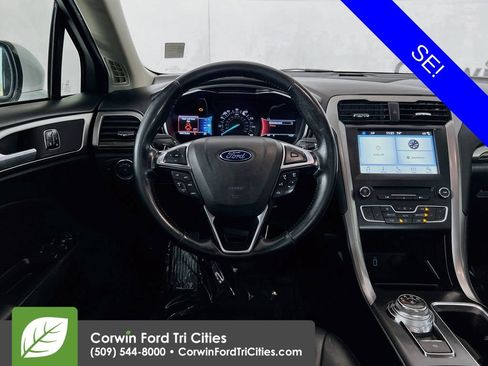 Used 2017 Ford Fusion SE w/ Fusion SE Technology Package FWD image 25