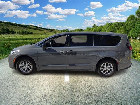 Certified 2025 Chrysler Pacifica Select image 4