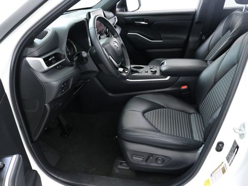 Used 2023 Toyota Highlander L image 24