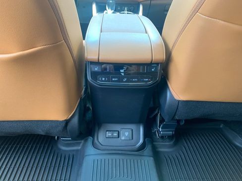Used 2025 Toyota Highlander Platinum AWD/4WD image 15