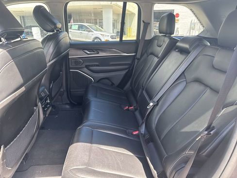 Certified 2023 Jeep Grand Cherokee Limited w/ Black Appearance Package image 8