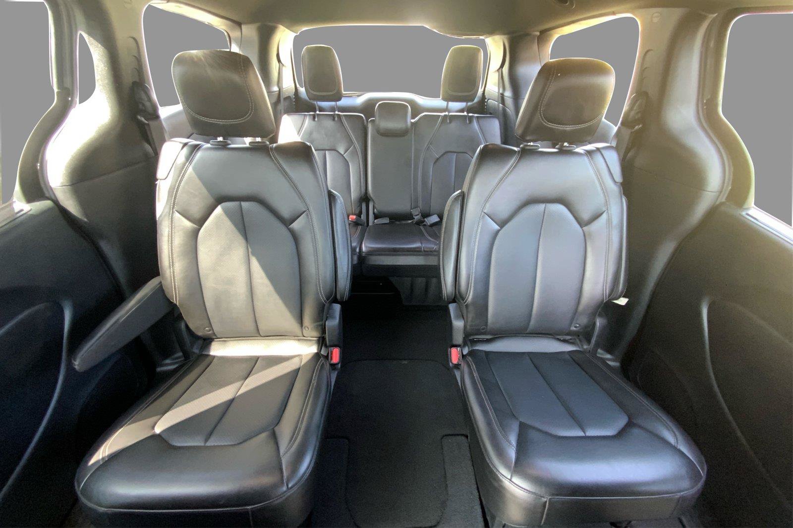 Used 2025 Chrysler Pacifica Select FWD image 14