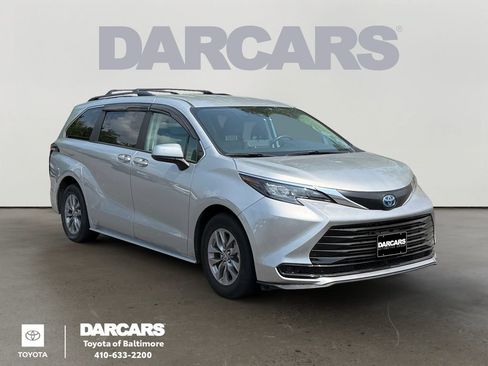 Used 2024 Toyota Sienna LE FWD image 1