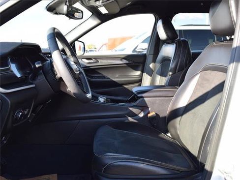 Used 2023 Jeep Grand Cherokee L Laredo image 17