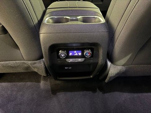 Used 2026 Chevrolet Traverse LT FWD image 23