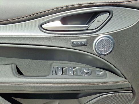 New 2025 Alfa Romeo Stelvio Sprint image 8