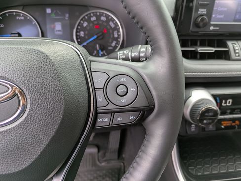 Used 2022 Toyota RAV4 XLE Premium image 11