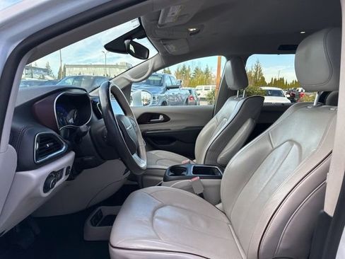 Used 2018 Chrysler Pacifica Limited image 25