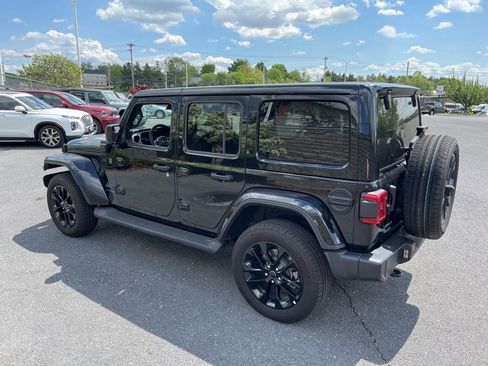 Used 2025 Jeep Wrangler Unlimited Sahara AWD/4WD image 7