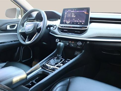 Used 2024 Jeep Compass Latitude image 19