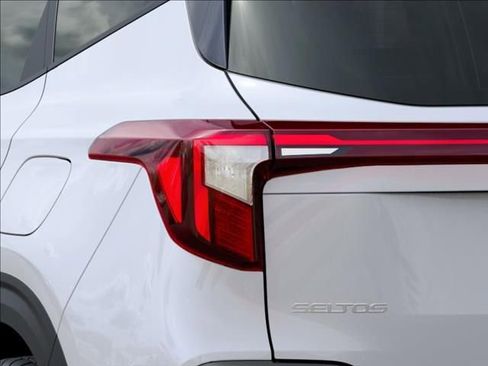 New 2026 Kia Seltos LX FWD image 11