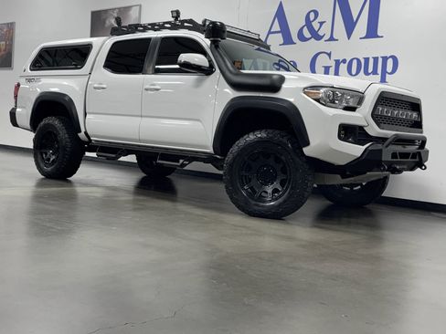 Used 2016 Toyota Tacoma TRD Off-Road w/ Premium & Technology Package image 2