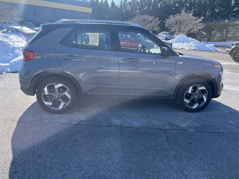 Used 2023 Hyundai Venue Limited image 8