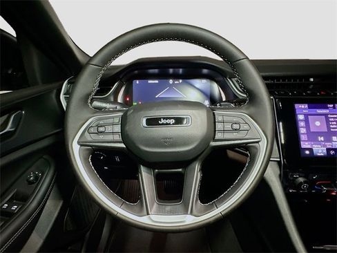 New 2025 Jeep Grand Cherokee L Altitude image 7