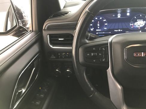 Used 2023 GMC Yukon SLT w/ SLT Luxury Package image 18