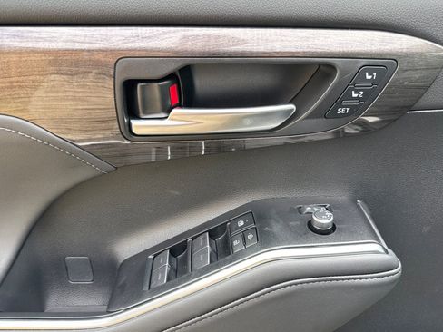 New 2026 Toyota Highlander Platinum AWD/4WD image 11