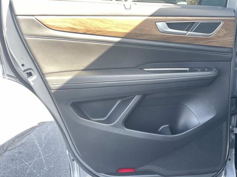 Used 2025 Volkswagen Atlas SE image 11