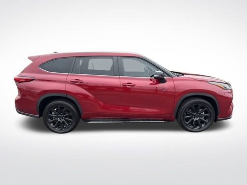 Used 2023 Toyota Highlander XLE image 4