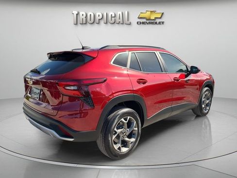 Used 2025 Chevrolet Trax LT FWD image 5