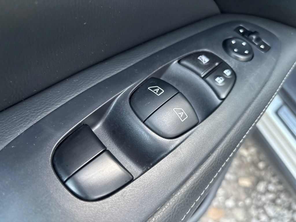 Used 2019 Nissan Pathfinder SL AWD/4WD image 12