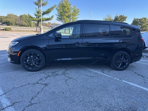 New 2026 Chrysler Pacifica Select image 17