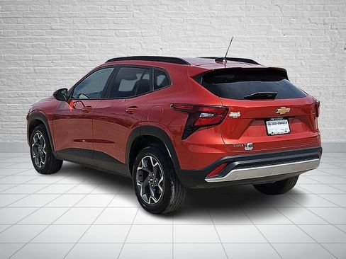 Used 2024 Chevrolet Trax LT w/ Sunroof Package image 3