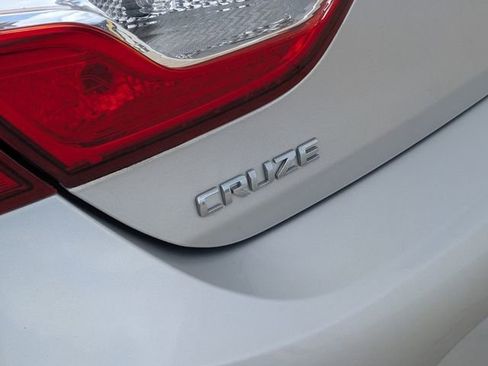 Used 2018 Chevrolet Cruze Premier FWD image 15