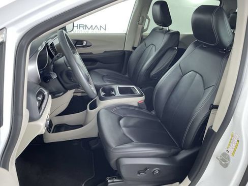 Used 2024 Chrysler Pacifica Touring-L FWD image 18