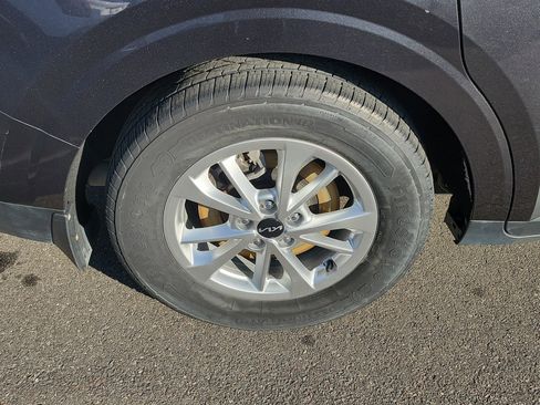 Used 2022 Kia Carnival LX image 40