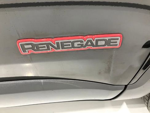 Used 2018 Jeep Renegade Trailhawk image 18