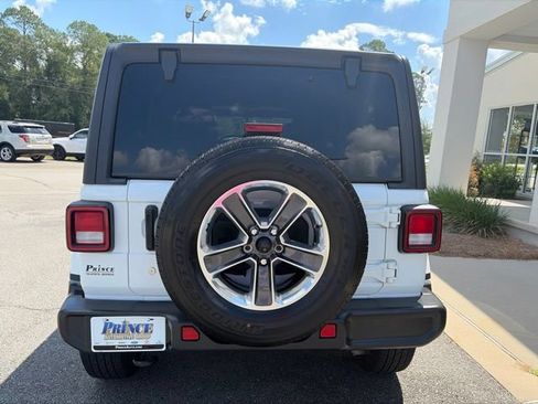 Used 2019 Jeep Wrangler Unlimited Sahara AWD/4WD image 5