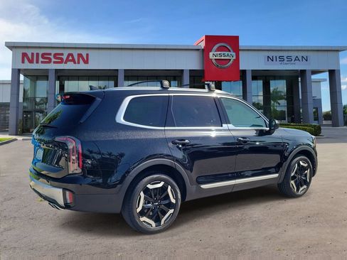 Used 2024 Kia Telluride EX w/ EX Captain's Chair Package FWD image 2
