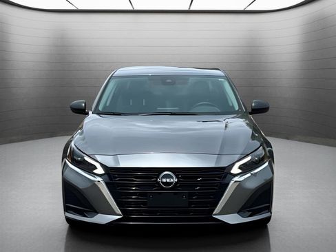 Used 2025 Nissan Altima 2.5 SV FWD image 2