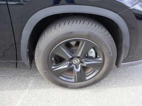 Used 2021 Toyota Highlander LE image 39