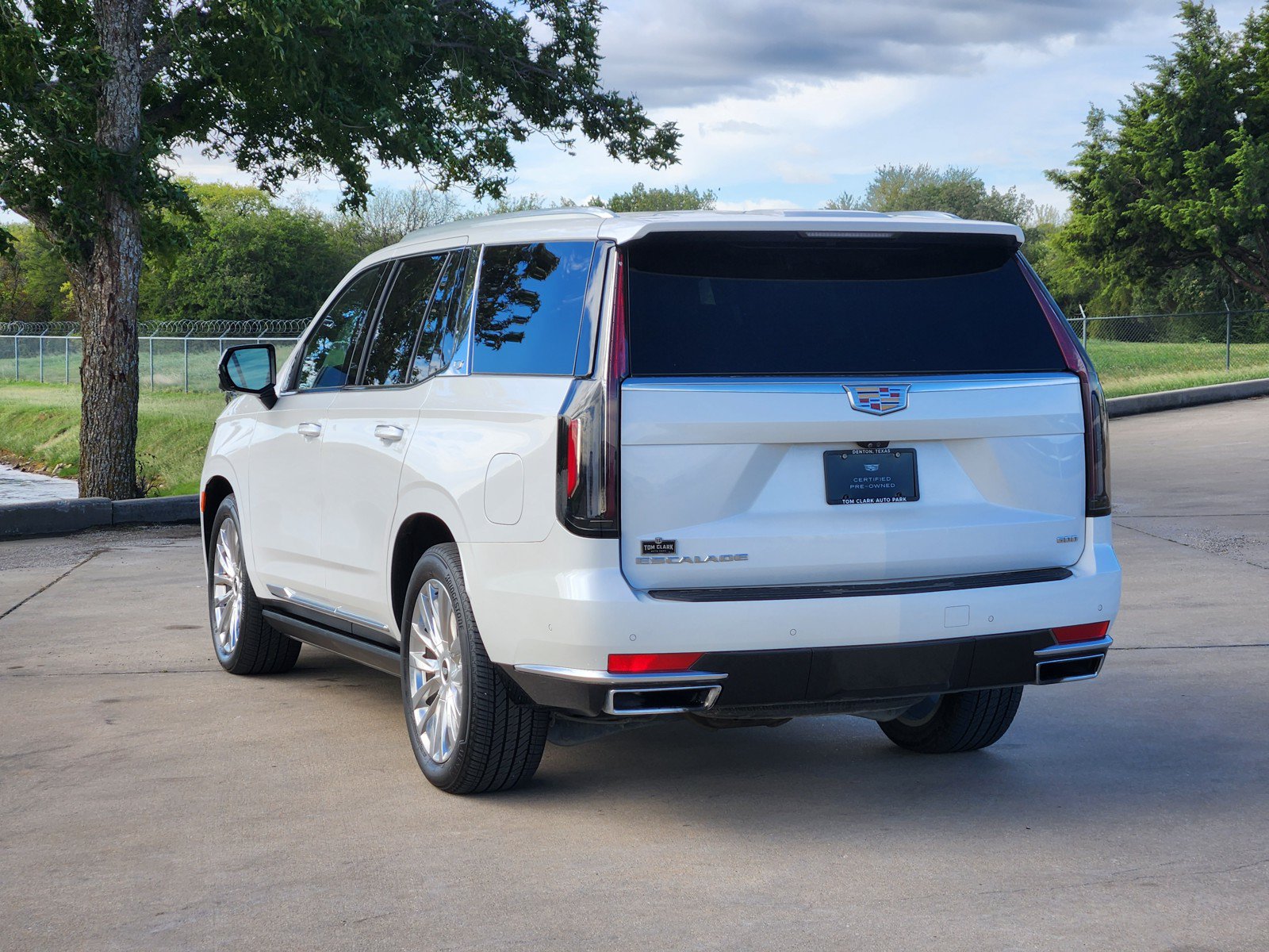 Certified 2023 Cadillac Escalade Premium Luxury w/ Performance Package AWD/4WD image 4