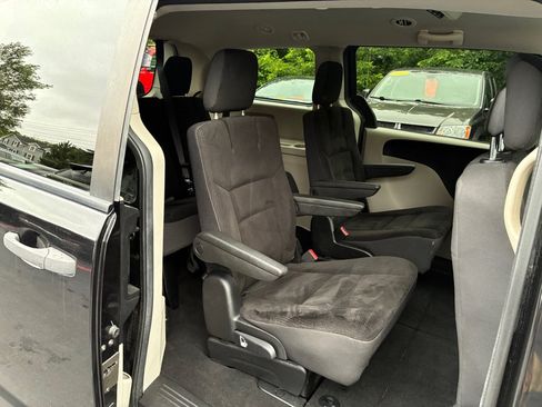 Used 2019 Dodge Grand Caravan SE FWD image 14