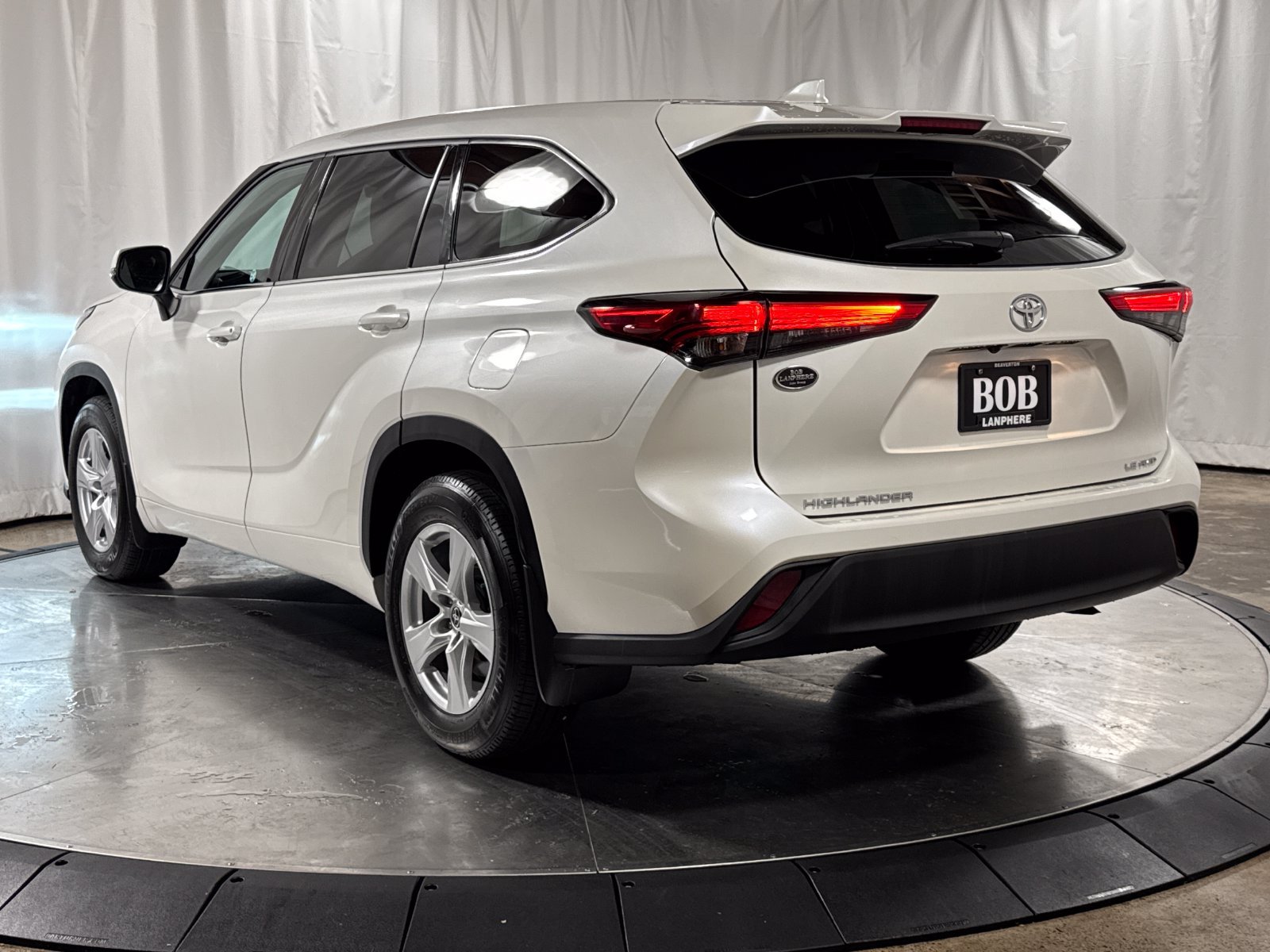Used 2020 Toyota Highlander LE AWD/4WD image 7