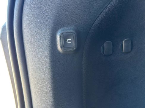 Used 2019 Jeep Cherokee Overland w/ Technology Group image 14