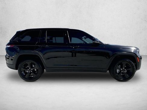 Used 2024 Jeep Grand Cherokee Limited w/ Black Appearance Package image 5
